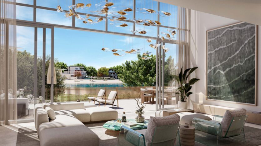 Современная гостиная в Palm Central с большими окнами, выходящими в сад и бассейн, с мебелью светлых тонов, стеклянным журнальным столиком, большим растением и скульптурным светильником. Атмосфера легкая и воздушная.