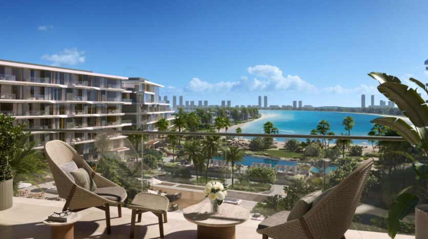 С современного балкона отеля Palm Central с плетеными креслами и небольшим столиком открывается вид на курорт, пальмы, бассейн и бирюзовую воду, а на заднем плане под голубым небом виднеется городской пейзаж и небоскребы.