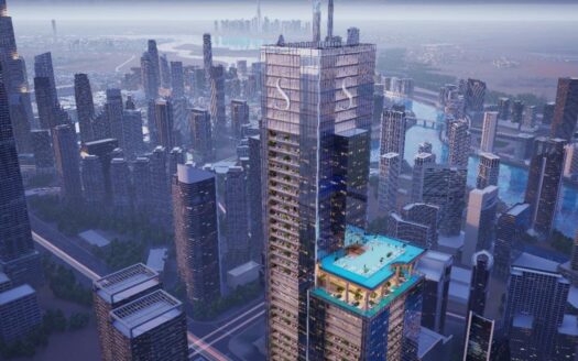 Un gran rascacielos moderno con una piscina SkyParks en una terraza inferior se alza entre muchos edificios altos en un paisaje urbano, con un río y otros rascacielos visibles al fondo.