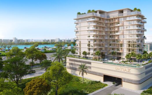 Sunset Bay Grand Residence by Imtiaz in Dubai Islands, modernes mehrstöckiges Gebäude mit großen Balkonen, umgeben von Palmen und Grünanlagen, bietet unter einem klaren blauen Himmel einen Blick auf die Stadt und die Strandpromenade.