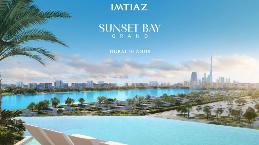 Una lussuosa piscina a sfioro si affaccia su una baia turchese con palme ed edifici moderni in lontananza; il Burj Khalifa è visibile sullo skyline. Il testo dell'immagine recita "Sunset Bay Grand Residence by Imtiaz in Dubai Islands".