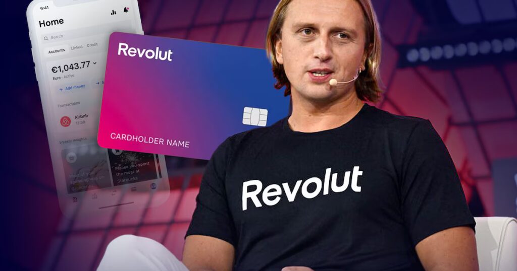Человек в черной футболке с надписью "Revolut" говорит на сцене через гарнитуру. Позади них - изображения карты Revolut и смартфона с приложением, а мы узнаем, что основатель банка Revolut переезжает в Эмираты.