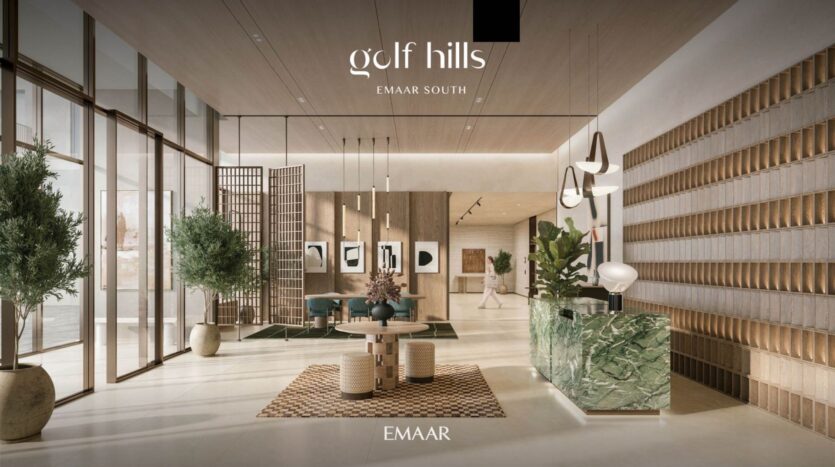 Una lobby moderna e spaziosa con grandi finestre, un banco della reception in marmo verde, lampade a sospensione, piante da interno e sedute eleganti. Lo spazio dai toni neutri è impreziosito da opere d'arte alle pareti e dal marchio Golf Hills in evidenza.