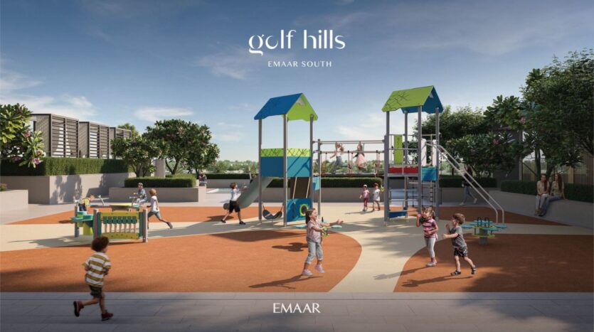 I bambini giocano in un parco giochi colorato con scivoli e altalene in un parco paesaggistico a Golf Hills. Alberi e arbusti circondano l'area giochi, mentre gli adulti osservano la scena. Lo scenario è luminoso e soleggiato, ideale per le famiglie per rilassarsi insieme.