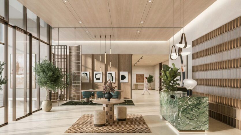 Moderna lobby del Golf Hills Hotel con grandi finestre, bancone della reception in marmo verde, illuminazione contemporanea, piante in vaso, soffitto in legno, paraventi decorativi e un'elegante area lounge con opere d'arte incorniciate alla parete.