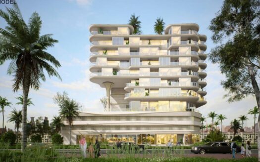 Moderno edificio de varias plantas con balcones redondeados, grandes ventanales y vegetación en cada planta de los jardines de Rabdan. Palmeras y gente paseando delante, con un coche aparcado en la calle. Cielo despejado con algunas nubes al fondo.