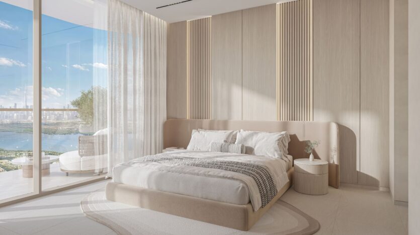 Camera da letto moderna e minimalista a Caden, con letto king size, toni neutri, pannelli a muro testurizzati, comodino rotondo con una piccola pianta, finestre a tutta altezza, tende velate e balcone con vista sulla città e sull'acqua.