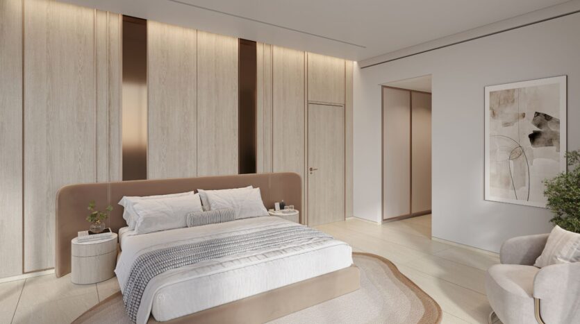 Una camera da letto moderna con The Caden, un grande letto beige, due comodini rotondi con piante, luci soffuse, pannelli alle pareti in legno chiaro, opere d'arte astratte e una comoda poltrona accanto a una pianta verde.