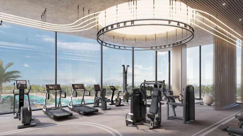 Il Caden dispone di una moderna palestra attrezzata con tapis roulant, ellittiche e macchine per i pesi, con finestre a tutta altezza che si affacciano su una piscina e sulle palme. Dal soffitto pende una suggestiva lampada circolare.