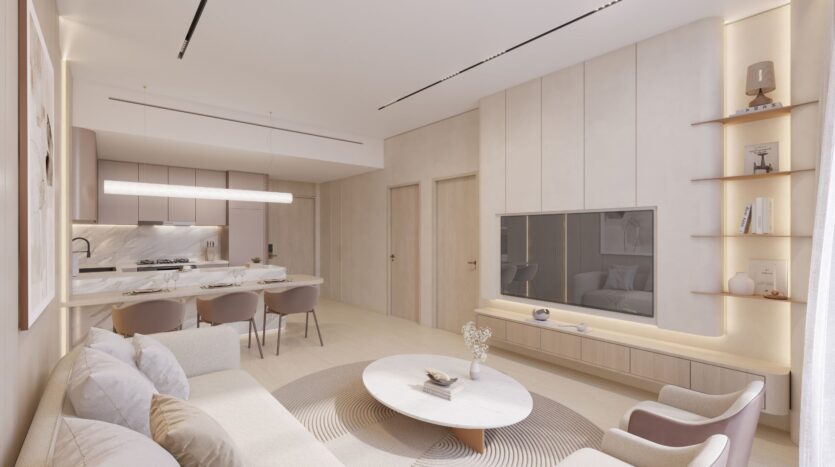 Il soggiorno e la cucina sono moderni e minimalisti, con toni neutri e comprendono il tavolino rotondo The Caden, divani chiari, una TV a parete, una zona pranzo con quattro sedie e scaffali aperti accanto a un'ampia finestra con tende trasparenti.