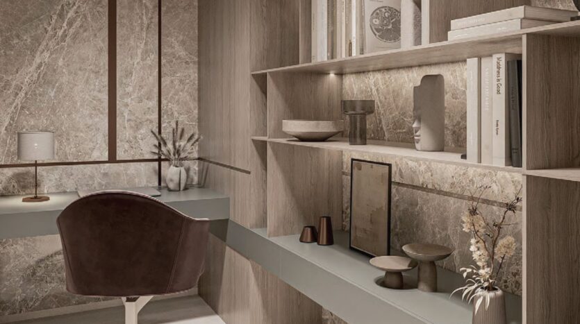 Un ufficio moderno con pareti in marmo color tortora, un'elegante scrivania incassata, una sedia marrone, scaffali minimalisti con libri, ceramiche e vasi, e un'illuminazione soffusa che crea un'atmosfera calda ed elegante ispirata alla brezza di Floarea.