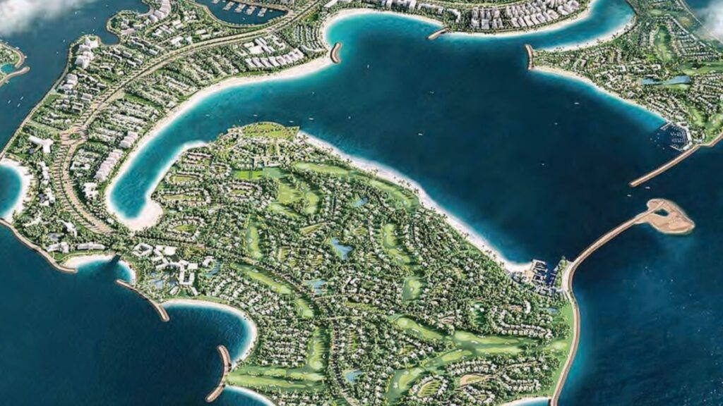 Vista aerea della località balneare Floarea Breeze con i suoi spazi verdi, i campi da golf, le spiagge, gli edifici residenziali e le acque cristalline che la circondano.