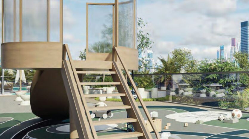 Un moderno parco giochi all'aperto comprende una struttura in legno con scale, scivolo e disegno circolare sul pavimento, il tutto circondato da una vegetazione lussureggiante e dalla silhouette della città, il tutto accompagnato dalla rinfrescante atmosfera di Floarea Breeze.