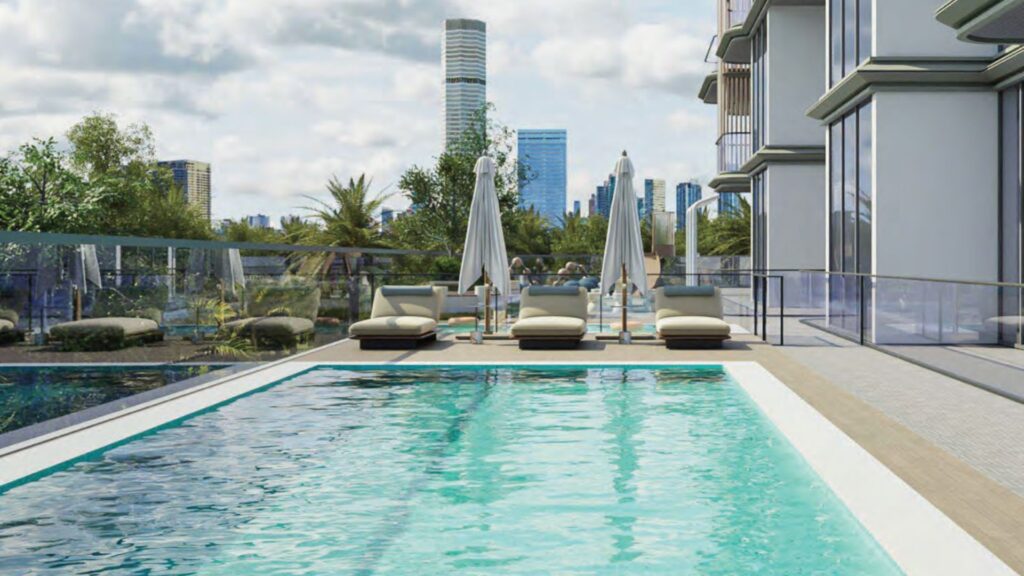 Una moderna piscina all'aperto con sedie a sdraio e ombrelloni, circondata da balaustre in vetro, vegetazione lussureggiante e i grattacieli della città sullo sfondo. Scoprite l'atmosfera rinfrescante di Floarea Breeze sotto un cielo parzialmente nuvoloso.