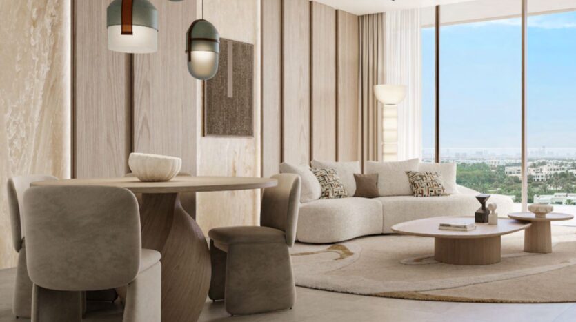 Salotto e sala da pranzo moderni con tonalità neutre, tavolo rotondo e sedie ispirate a Floarea Breeze, comodo divano curvo, tappeto astratto, tavolino, lampade a sospensione, ampie finestre e vista sul paesaggio urbano esterno.