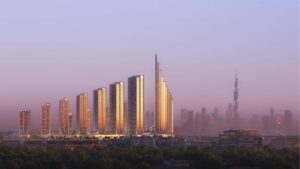 Eine Reihe moderner Wolkenkratzer glänzt im goldenen Licht der untergehenden Sonne, während der Binghatti und der Burj Khalifa die Skyline von Dubai vor dem nebligen Hintergrund unter einem rosa-violetten Himmel schmücken – ein außergewöhnlicher Anblick.
