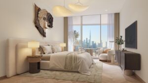 Modernes Schlafzimmer mit großem Bett, eleganten Lampen und abstrakten Wandkunstwerken, die von einem ausgeprägten Sinn für Kunst zeugen. Die raumhohen Fenster bieten einen Blick auf die Skyline der Stadt, während die helle Einrichtung und die minimalistischen Möbel eine gemütliche und elegante Atmosphäre schaffen.