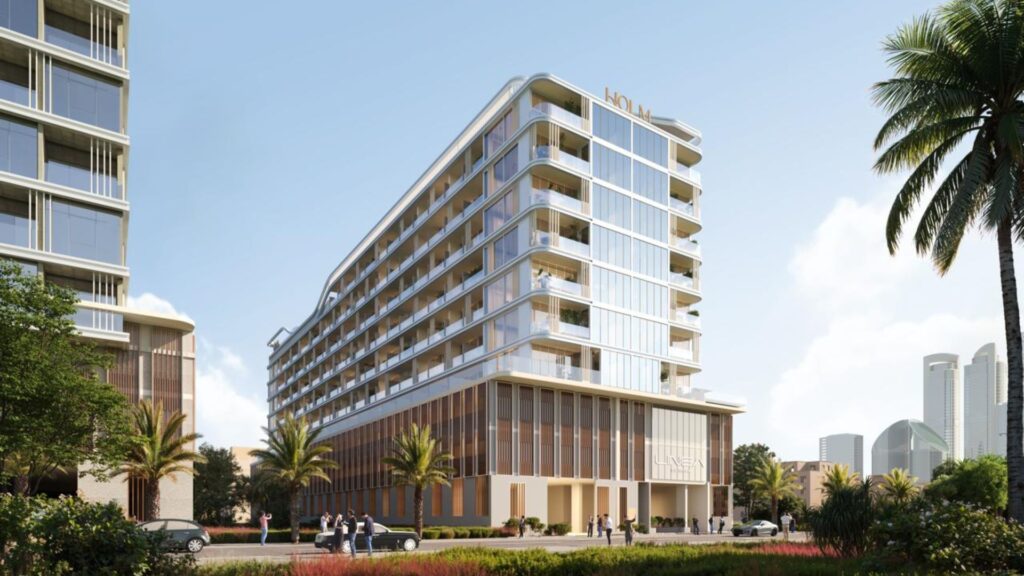 Ein modernes, mehrstöckiges Linea-Hotel mit Glasbalkonen, umgeben von Palmen und Grünflächen, befindet sich in der Nähe einer Straße, auf der Menschen und Autos unterwegs sind. Die Wolkenkratzer der Stadt sind vor dem Hintergrund des klaren Himmels zu sehen.