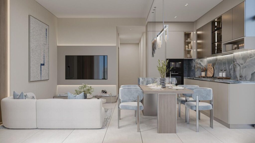 Moderner Wohnbereich mit offener Raumaufteilung und einer Palette heller, neutraler Farben, ausgestattet mit einem bequemen Sofa, einem großen Wandfernseher, einem Esstisch mit Linea-Stühlen aus Samt und einer eleganten Küche mit Marmor-Fliesenspiegel und minimalistischem Dekor.