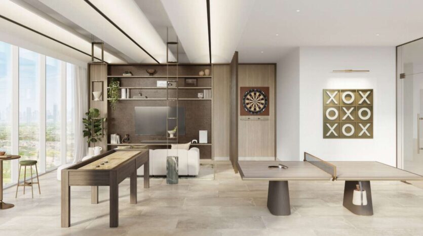Salle de jeux moderne Soto Grande avec de grandes fenêtres, une table de shuffleboard, une table de ping-pong, un jeu de fléchettes mural et un jeu de morpion. Il y a une télévision, des étagères et un canapé qui offre une vue sur la ville à travers les fenêtres.