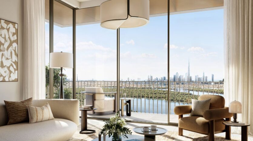 Moderno salón con ventanas que van del suelo al techo y ofrecen vistas panorámicas de la ciudad de Creek Bay, incluyendo los grandes edificios y el agua. La habitación cuenta con muebles en tonos neutros, una mesa de centro redonda y plantas decorativas.