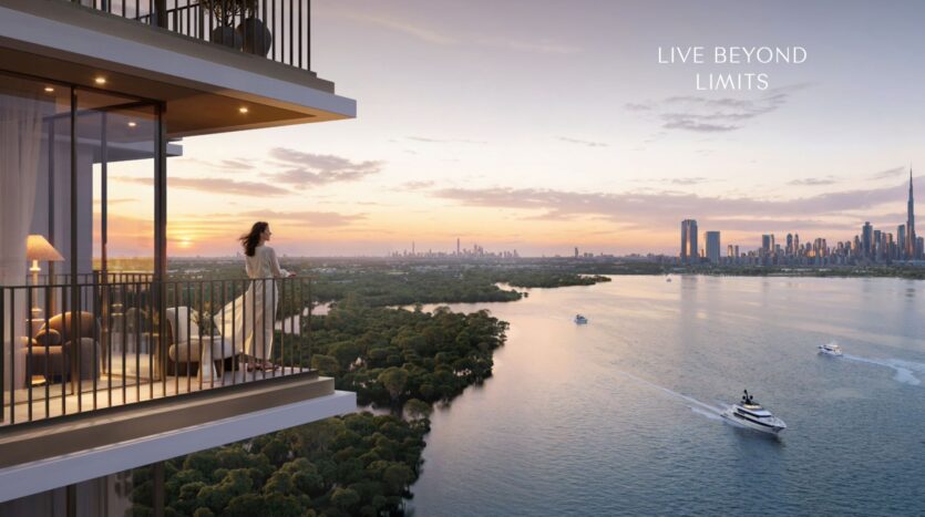 Una mujer se encuentra en un balcón con vistas a la bahía de Creek, con barcos navegando por el río y el horizonte de una ciudad al atardecer. El texto «LIVE BEYOND LIMITS» aparece sobre edificios modernos y una exuberante vegetación.