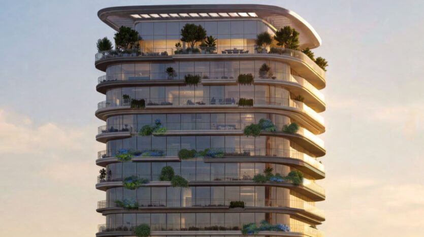 Le Château est un immeuble moderne de grande hauteur, doté de balcons en verre incurvés et orné d'une végétation luxuriante et d'arbres à chaque niveau, créant un aspect de jardin sur fond de ciel doux et doré.