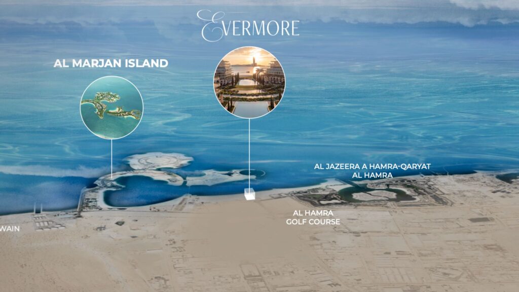 Carte de la côte montrant l'île d'Al Marjan, Le Château et le terrain de golf d'Al Hamra à Ras Al Khaimah, aux Émirats arabes unis, avec des cercles étiquetés indiquant Evermore et divers points de repère le long du littoral, et l'océan en arrière-plan.