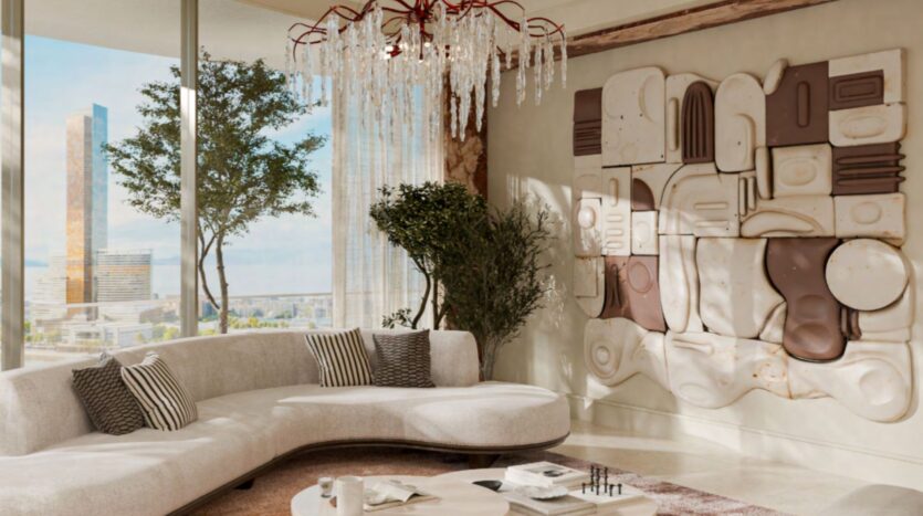 Le salon moderne du Château est composé d'un canapé blanc incurvé, de coussins rayés, d'une table basse ronde, de grandes fenêtres avec vue sur la ville, de grandes plantes d'intérieur, d'un lustre en cristal et d'œuvres d'art murales abstraites texturées.