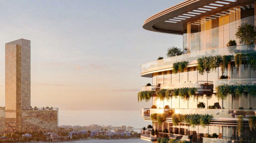 Un bâtiment circulaire moderne avec des balcons en verre recouverts de verdure se dresse au premier plan au coucher du soleil, ressemblant au Château qui surplombe un paysage urbain avec un haut gratte-ciel rectangulaire et de l'eau à l'arrière-plan.
