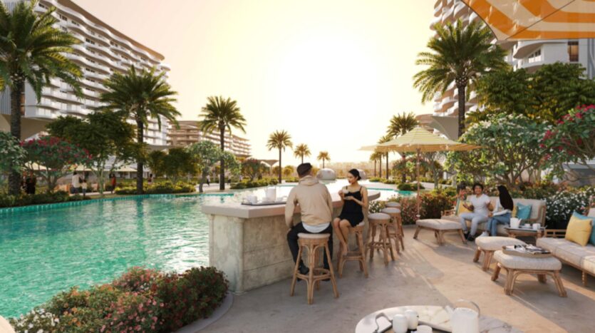 Al tramonto, gli ospiti si accomodano al bar e nella lounge a bordo piscina, circondati da palme, fiori ed edifici moderni, creando un'atmosfera rilassata da località balneare tropicale che ricorda l'energia vibrante di Piazza Roma.