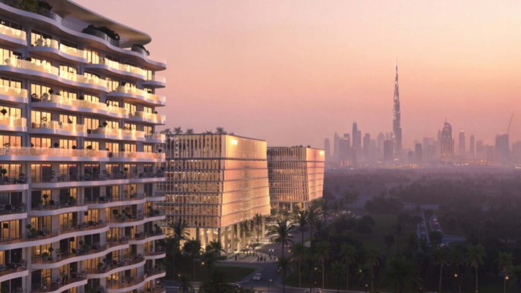 Eine moderne Stadtlandschaft bei Sonnenuntergang mit geschwungenen Wohngebäuden im Vordergrund, Bürogebäuden aus Glas, Palmen und dem Burj Khalifa im nebligen Hintergrund, die eine pulsierende Atmosphäre wie auf der Piazza Roma hervorruft.