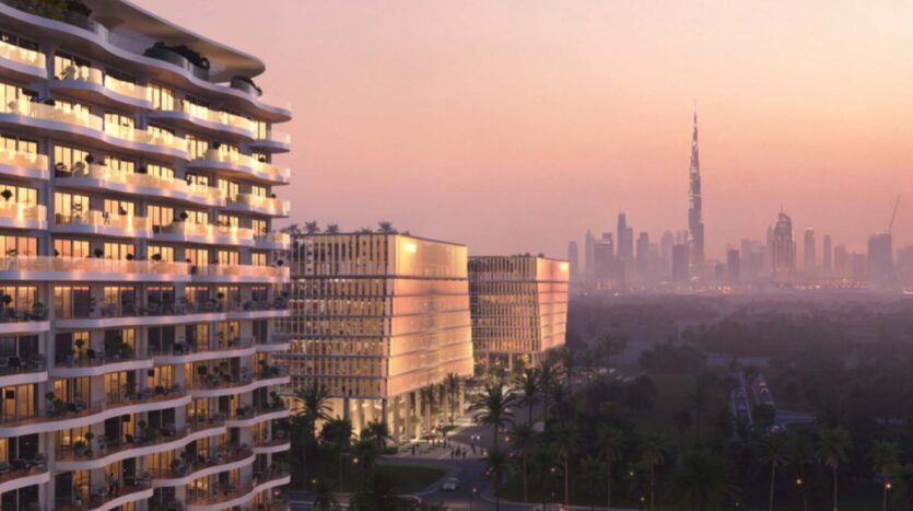 Un paesaggio urbano moderno al tramonto con edifici residenziali curvi in primo piano, grattacieli di vetro, palme e il Burj Khalifa visibile sullo sfondo nebbioso, che evoca un'atmosfera vibrante che ricorda Piazza Roma.