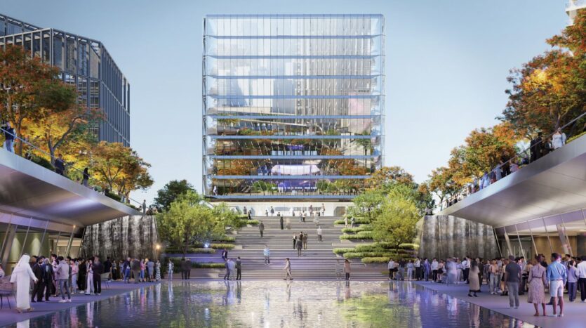 Современное стеклянное здание The Residences DIFC возвышается за широкими ступенями, усаженными деревьями и зеленью. Люди собираются у зеркального бассейна и на террасах, окруженных пышной растительностью и высокими зданиями на заднем плане.