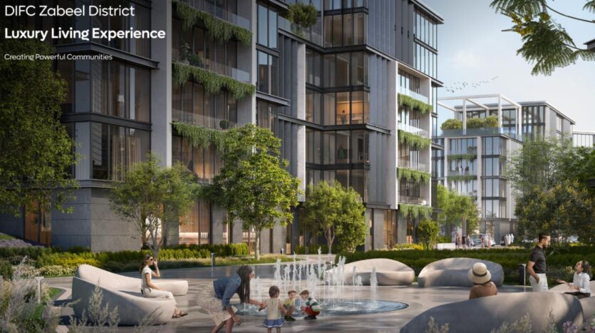 Современные здания The Residences DIFC имеют большие окна и зеленые балконы, окружающие ландшафтный двор. Люди отдыхают у фонтана, а дети играют, создавая атмосферу оживленного и высококлассного сообщества.