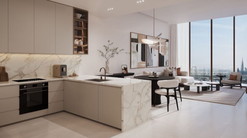 Современная открытая кухня и гостиная в The Residences DIFC с бежевыми шкафами, мраморными столешницами, обеденным столом и большими окнами с видом на город. Нейтральные тона, минималистичная мебель и настенные произведения искусства дополняют это элегантное пространство.