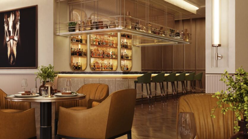 Bar et salon moderne au Trump Plaza avec des chaises en cuir fauve, des tables rondes, des tabourets verts et un arrière-bar bien éclairé rempli de bouteilles. L'éclairage chaleureux et le décor élégant créent une atmosphère accueillante.