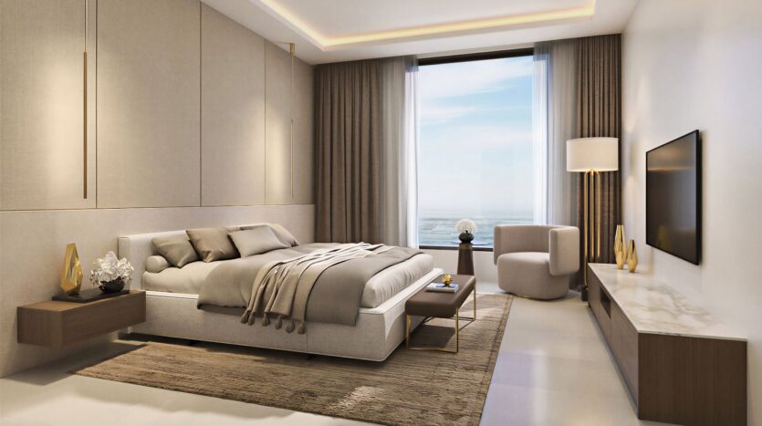 Cette chambre moderne et minimaliste du Trump Plaza se compose d'un grand lit, de tons neutres, d'une fenêtre avec vue sur la mer, d'une télévision murale, d'une chaise longue et d'un mobilier en bois épuré. La chambre est lumineuse et élégante, avec un décor raffiné.
