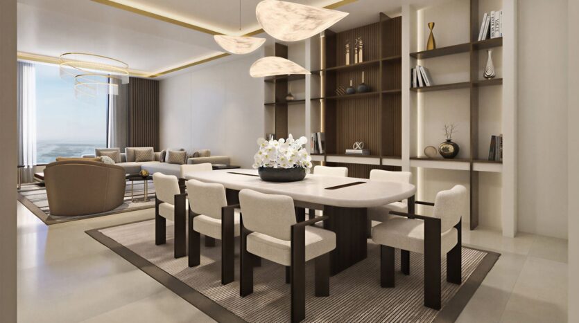 Salle à manger moderne avec une longue table, huit chaises rembourrées, un centre de table composé de fleurs blanches, d'élégantes lampes suspendues et d'étagères encastrées contre le mur, évoquant l'élégance haut de gamme du Trump Plaza. La pièce s'ouvre sur un espace de vie doté de grandes fenêtres.