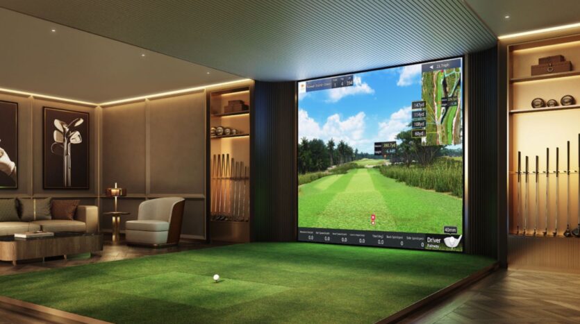 La salle de simulateur de golf moderne du Trump Plaza est équipée d'un grand écran affichant un parcours de golf, d'un gazon artificiel, de clubs de golf sur des étagères, de sièges élégants et d'un éclairage d'ambiance chaleureux.