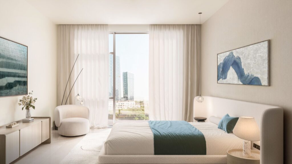 Chambre à coucher moderne et minimaliste avec de grandes fenêtres, des rideaux blancs transparents, un lit avec une literie blanche et sarcelle, des œuvres d'art abstraites de Tara Park sur les murs, un fauteuil rond, une lampe de chevet et une vue sur la ville à l'extérieur.