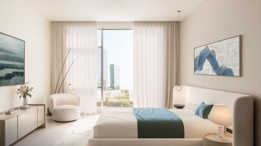 Chambre à coucher moderne et minimaliste avec de grandes fenêtres, des rideaux blancs transparents, un lit avec une literie blanche et sarcelle, des œuvres d'art abstraites de Tara Park sur les murs, un fauteuil rond, une lampe de chevet et une vue sur la ville à l'extérieur.