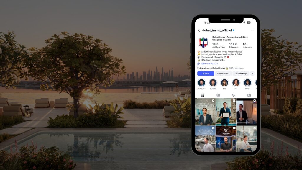 Auf einem Smartphone ist das Instagram-Profil von „Dubai Immo“, einer führenden Immobilienagentur, zu sehen: am Rande eines luxuriösen Pools bei Sonnenuntergang, im Hintergrund die Skyline der Stadt und atemberaubende Palmen.