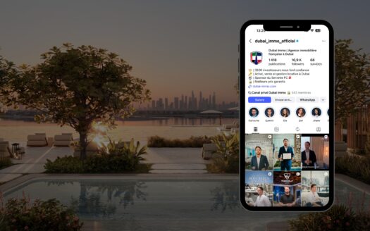 Auf einem Smartphone ist das Instagram-Profil von „Dubai Immo“, einer führenden Immobilienagentur, zu sehen: am Rande eines luxuriösen Pools bei Sonnenuntergang, im Hintergrund die Skyline der Stadt und atemberaubende Palmen.