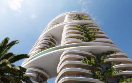 Amali Residences — это современное высотное здание с изогнутыми балконами, каждый из которых украшен пышной зеленью, выделяющейся на фоне голубого неба. На переднем плане слева видна пальма.