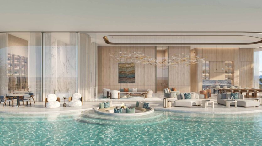 Lujoso espacio diáfano en las residencias Amali, con elegantes asientos, una decoración moderna y grandes ventanales que dan a una piscina infinita que se funde con la estancia, creando así un espacio interior-exterior homogéneo.