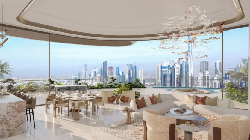 El lujoso y moderno salón-comedor de las residencias Amali, con ventanas de suelo a techo que ofrecen unas vistas panorámicas de la ciudad, una terraza exuberante, muebles elegantes, suelos de mármol y una lámpara de araña escultural.