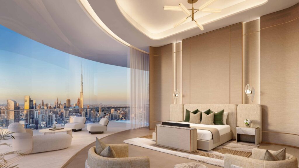 Una habitación lujosa y moderna en las residencias Amali, con una cama grande, una elegante decoración en tonos beige, ventanas de suelo a techo, mobiliario contemporáneo y vistas a la ciudad con el Burj Khalifa al atardecer.