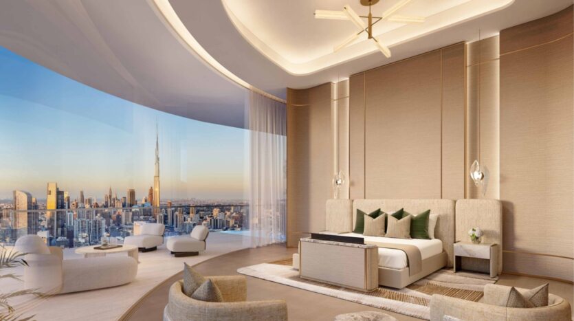 Una habitación lujosa y moderna en las residencias Amali, con una cama grande, una elegante decoración en tonos beige, ventanas de suelo a techo, mobiliario contemporáneo y vistas a la ciudad con el Burj Khalifa al atardecer.