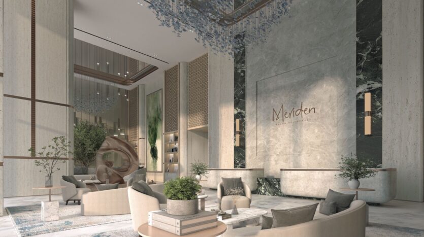 Un hall d'hôtel luxueux et moderne avec de hauts plafonds, un mobilier élégant, des murs en marbre, de grandes plantes d'intérieur et un décor sculptural. Le nom "Meriden Beach Residences" est affiché en évidence sur le mur de marbre derrière la réception.